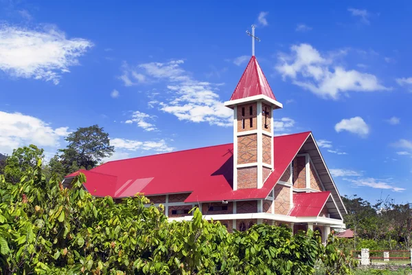 Christliche Kirche im Tuk-Tuk-Dorf. — Stockfoto