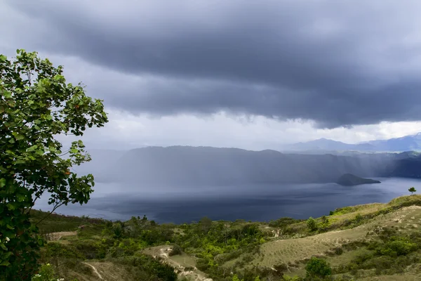 Pluie sur le lac de Toba . — Photo