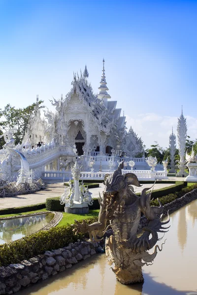 Vor weißem Tempel. — Stockfoto