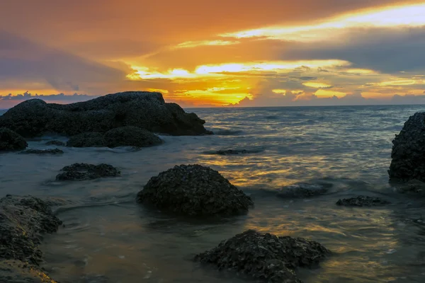 Закат на пляже Вонг Амат . — стоковое фото