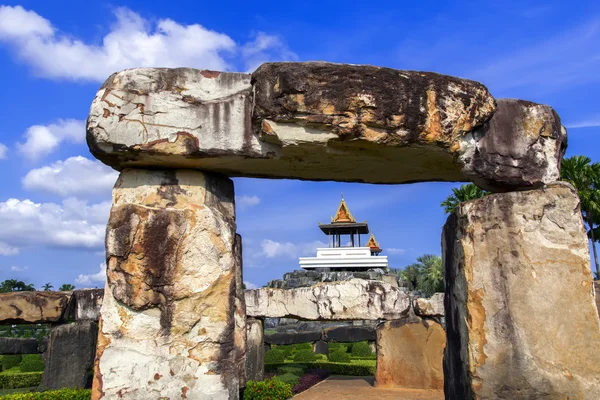 Met het oog op pavillion van stenen van stonehenge. — Stockfoto