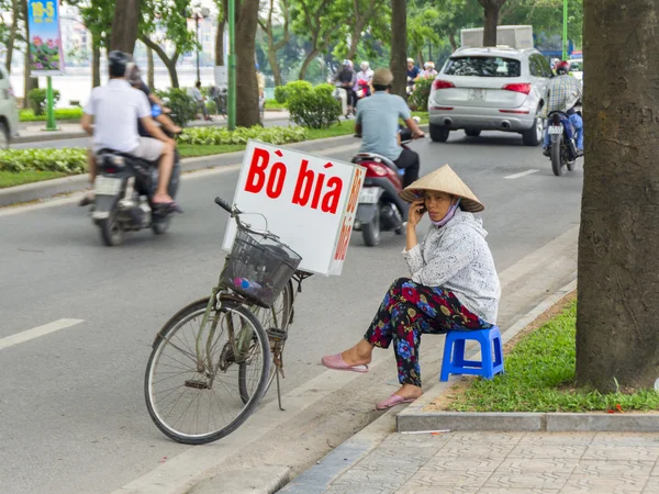 Bo bia Vendedor en las calles de Hanoi . — Foto de Stock
