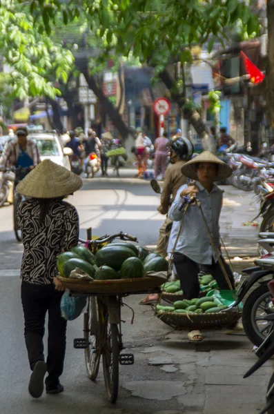 Vendedor de frutas en las calles de Hanoi . — Foto de Stock
