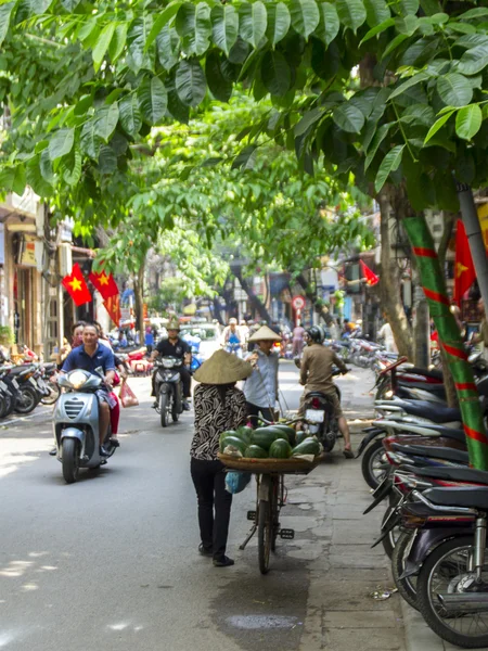 Vendedor de sandía en las calles de Hanoi . — Foto de Stock