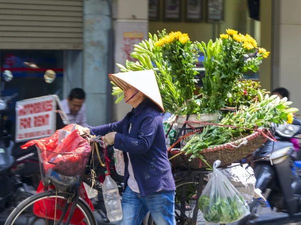 Flower Sellers in the Streets of Hanoi. — Stock Photo, Image