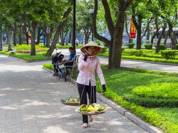 Vendedores de frutas en las calles de Hanoi . — Foto de Stock