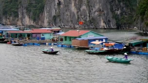 Barche rettangolari nel villaggio di pescatori . — Video Stock