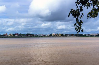 Nakhon Phanom Mekong Nehri üzerinden görünümüne.