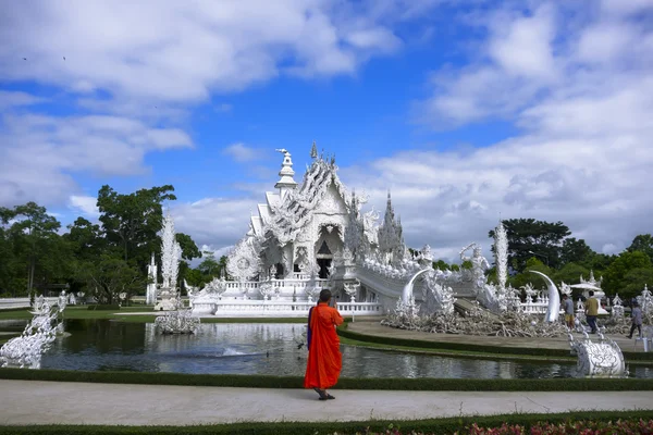 Buddhistisk munk och vitt tempel. — Stockfoto