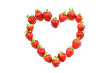 Beyaz bir arka planda izole edilmiş kalp şeklinde çilek.