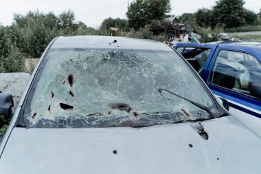 Bucha, Ukrayna - 15 Temmuz 2022: Rus birlikleri tarafından boşaltılırken vurulan bir arabanın görüntüsü