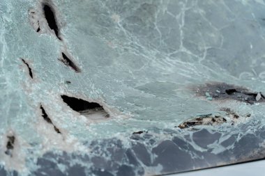 Paslı, yanmış arabalar roket patlamalarıyla yok edildi. Bomba parçaları parçalanmış arabalar. Ukrayna 'da Rus vandalizmi. Ukrayna 'da savaş.