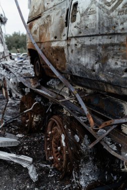 15.07.2022, Bucha yandı ve araba havaya uçtu. Bombardımandan sonra arabalar hasar gördü. Arabanın gövdesinde kurşun izleri var. Rusya ve Ukrayna arasındaki savaş, Kyiv bölgesi - Bucha