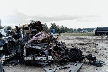 15.07.2022, Bucha 'daki araba mezarlığında, Ukrayna' nın Rus işgalinden sonra ezilen arabaların kalıntıları. Ukrayna 'da Savaş
