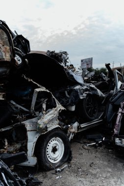 15.07.2022, Bucha yandı ve araba havaya uçtu. Bombardımandan sonra arabalar hasar gördü. Arabanın gövdesinde kurşun izleri var. Rusya ve Ukrayna arasındaki savaş, Kyiv bölgesi - Bucha
