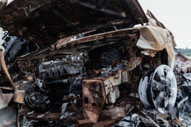 15.07.2022 Bucha yanmış ve havaya uçurulmuş bir araba. Bombardımandan sonra arabalar hasar gördü. Arabanın gövdesinde kurşun izleri var. Rusya ve Ukrayna arasındaki savaş, Kyiv bölgesi - Bucha