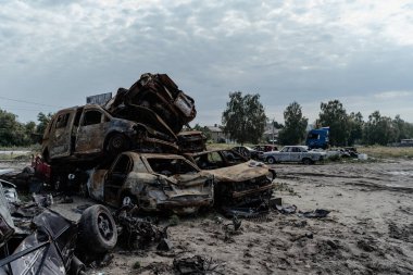 15.07.2022 Bucha yanmış ve havaya uçurulmuş bir araba. Bombardımandan sonra arabalar hasar gördü. Arabanın gövdesinde kurşun izleri var. Rusya ve Ukrayna arasındaki savaş, Kyiv bölgesi - Bucha