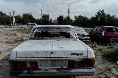 15.07.2022, Rus birliklerinin Ukrayna 'ya işgalinden sonra Irpen, Kyiv bölgesindeki bir araba mezarlığında bagajlı araçları bombalama görüntüsü