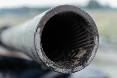 Tanktan geriye kalan parçalar Ukrayna 'daki Bucha Savaşı' nda 15.07.2022 'de araba mezarlığında bulundu.