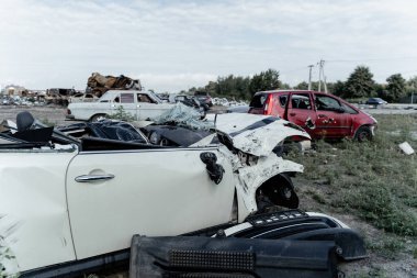 Ukrayna 'daki tank savaşında araba beyaz fıçısı ezildi.