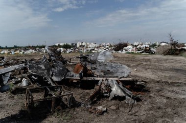 15.07.2022 Bucha yanmış ve havaya uçurulmuş bir araba. Bombardımandan sonra arabalar hasar gördü. Arabanın gövdesinde kurşun izleri var. Rusya ve Ukrayna arasındaki savaş, Kyiv bölgesi - Bucha