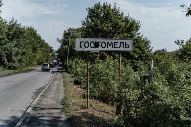 15.07.2022, Hostomel Yolu tabelası Gostomel şehrini kapatıyor.