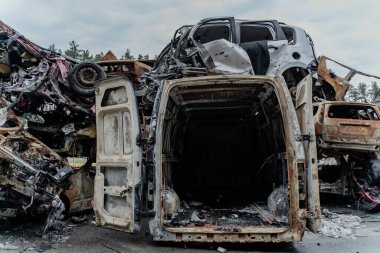 15.07.2022, Ukrayna 'da Irpin Savaşı: Irpin, Bucha bölgesinde bir çöp yığını.