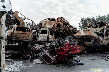 15.07.2022, Ukrayna 'da Irpin Savaşı: Irpin, Bucha bölgesinde bir çöp yığını.