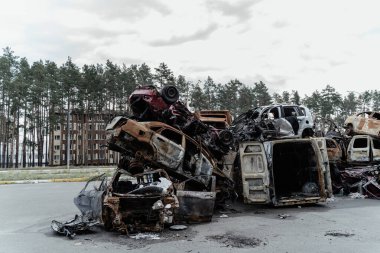 Irpin, 15.07.2022 'de Irpin' deki bir araba mezarlığında birçok sivil aracını vurup imha etti. Ukrayna 'da savaş, Rus askeri suçları