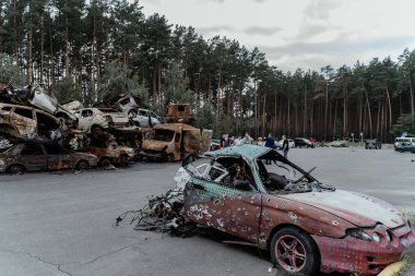 15.07.2022, Irpin Ukrayna 'daki savaş sırasında arabaları vurup yaktı