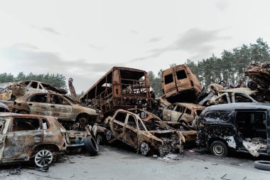 Irpin, 15.07.2022 'de Irpin' deki bir araba mezarlığında birçok sivil aracını vurup imha etti. Ukrayna 'da savaş, Rus askeri suçları