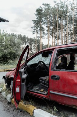 Irpin, Ukrayna 'daki Rus birliklerinin işgalinden sonra Irpen, Bucha, Kyiv bölgesinde kırmızı arabayı bombaladı.