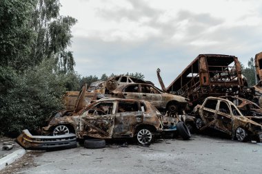 Irpin, 15.07.2022 'de Irpin' deki bir araba mezarlığında birçok sivil aracını vurup imha etti. Ukrayna 'da savaş, Rus askeri suçları