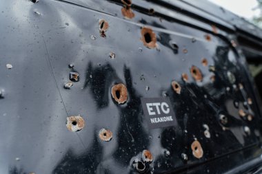 15.07.2022 Rusya 'nın Ukrayna' yı işgalinden sonra arızalı, yanmış arabaların, yakın çekim alanları ve şarapnel delikleri