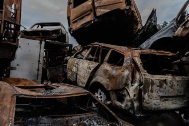 15.07.2022, Ukrayna 'da Irpin Savaşı: Irpin, Bucha bölgesinde bir çöp yığını.