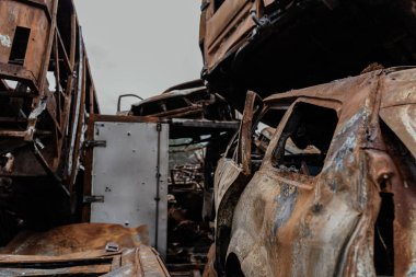 15.07.2022, Ukrayna 'da Irpin Savaşı: Irpin, Bucha bölgesinde bir çöp yığını.