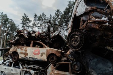 15.07.2022, Irpin Ukrayna 'daki savaş sırasında arabaları vurup yaktı