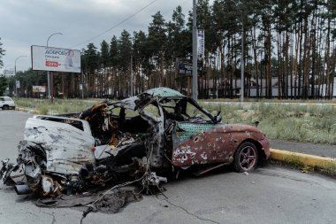 Irpin araba mezarlığı, duraktan Irpin 'deki araba mezarlığına yapılan bombardımandan sonra tahrip edildi ve ezildi.
