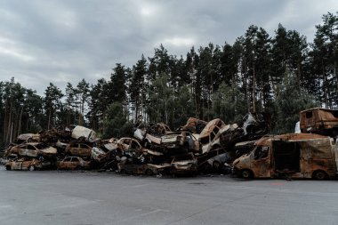 15.07.2022, 15.07.2022, Ukrayna 'da Irpin Savaşı: Irpin' de bir çöp yığını, Ukrayna 'da Bucha Bölgesi' nde Bucha Bölgesi Irpin Savaşı: Irpin 'de bir çöp yığını.