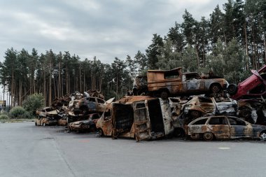 Rusya 'nın Ukrayna şehirlerine 07.15.2022 Irpin saldırısından sonra, Kyiv bölgesinin Irpin kentindeki tahrip edilmiş araçların panoraması