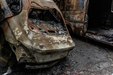 15.07.2022, Rus birliklerinin Ukrayna 'ya işgalinden sonra Irpen, Kyiv bölgesindeki bir araba mezarlığında bagajlı araçları bombalama görüntüsü