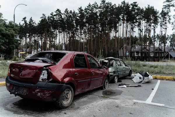 15.07.2022, Ukrayna ve Rusya arasındaki Irpin Savaşı. Irpen 'de, üst üste duran arabaları vurup yaktılar.