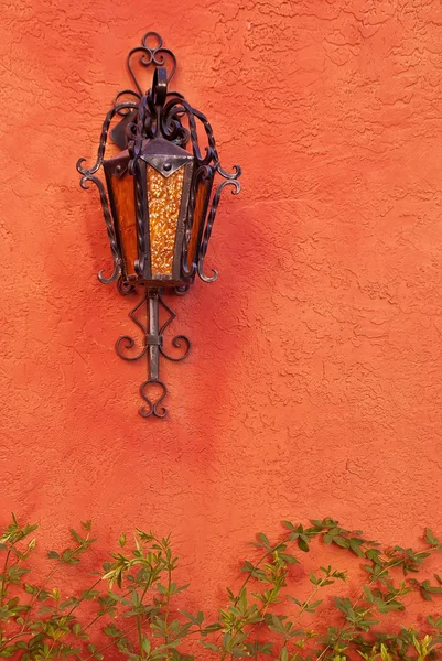 Vecchia lampada su parete di terracotta — Foto Stock