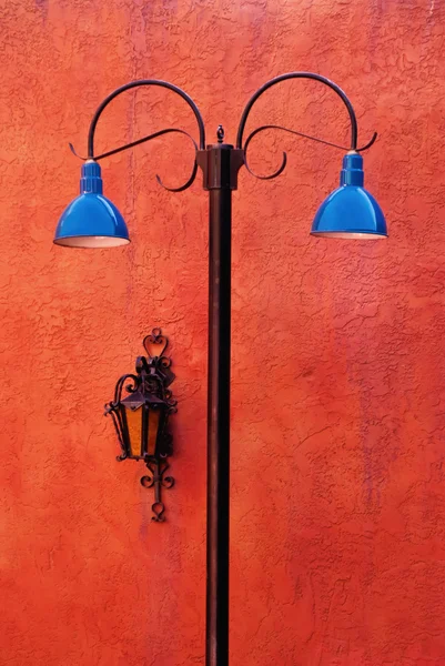 Blauwe straatverlichting en oude lamp op terracotta muur — Stockfoto