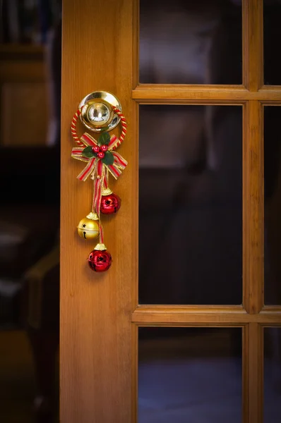 Campane di Natale sulla porta — Foto Stock