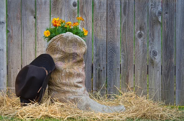 Stivale cowboy in fiore e un cappello — Foto Stock