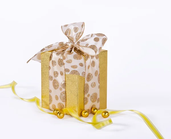 Goldenes Geschenk verpackt Geschenk — Stockfoto