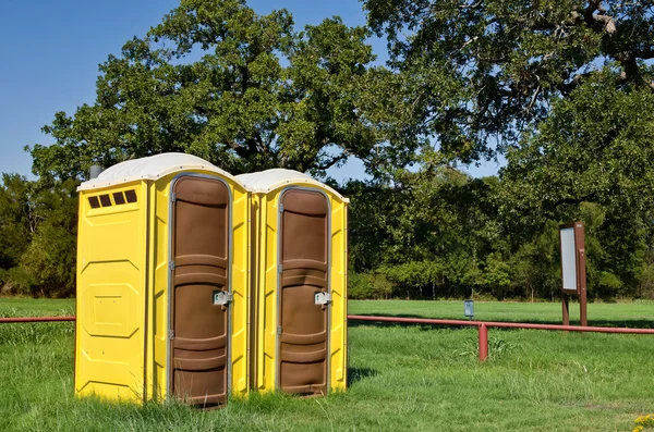 Gele draagbare toiletten — Stockfoto