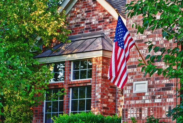 Casa con bandera patriótica americana — Foto de Stock