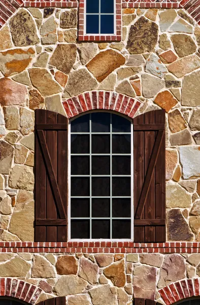 Fönster på stenmur — Stockfoto